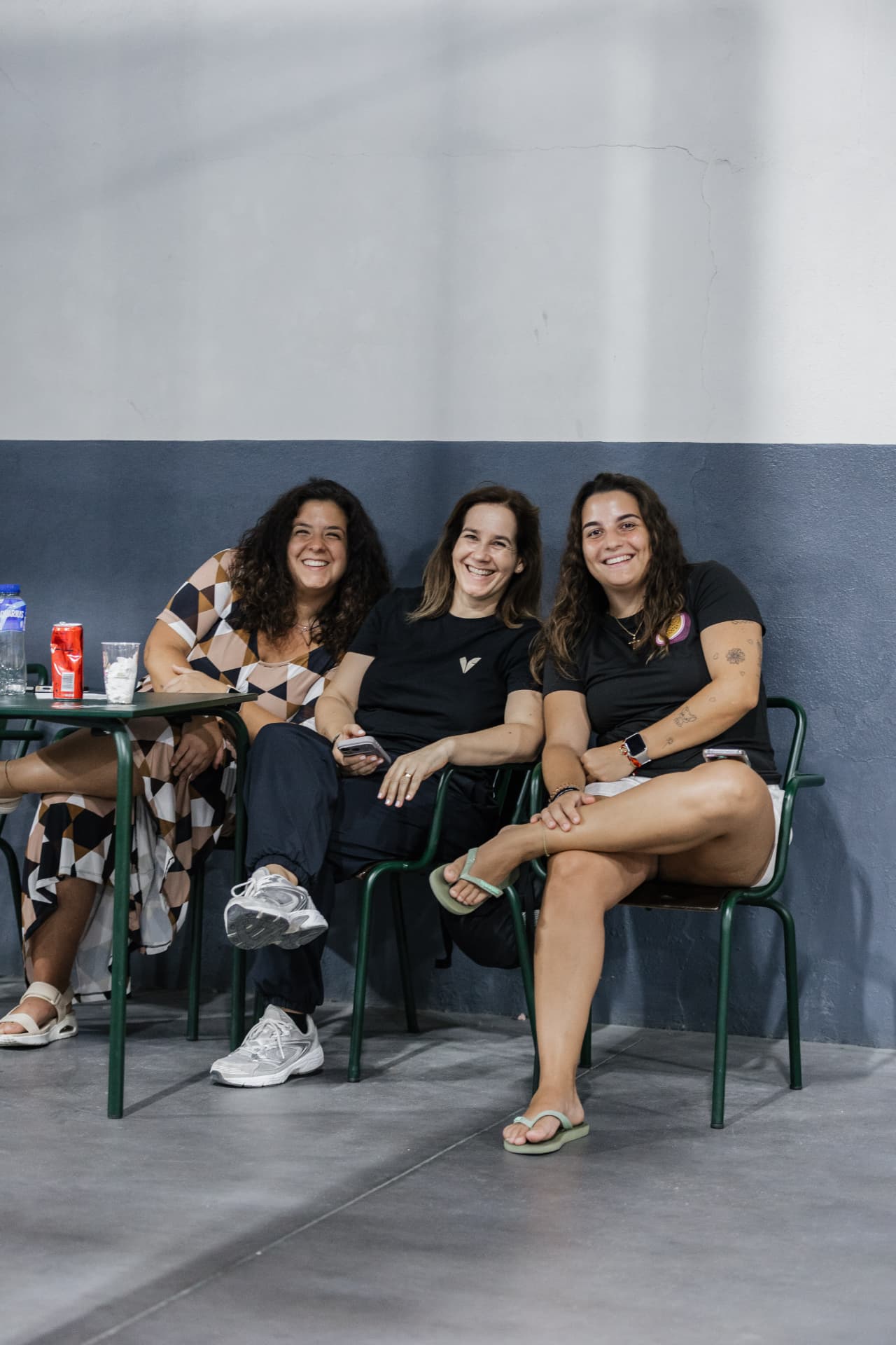 Amigas a conviver no espaço social do clube