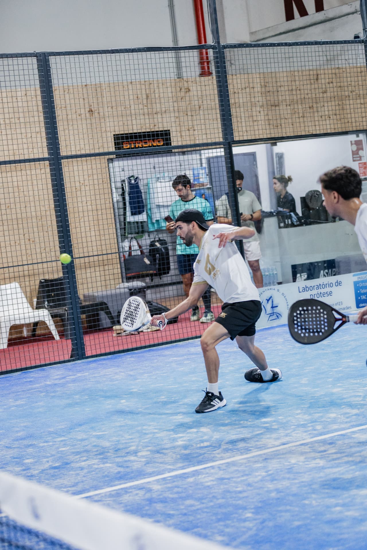 Jogador em ação num campo de padel