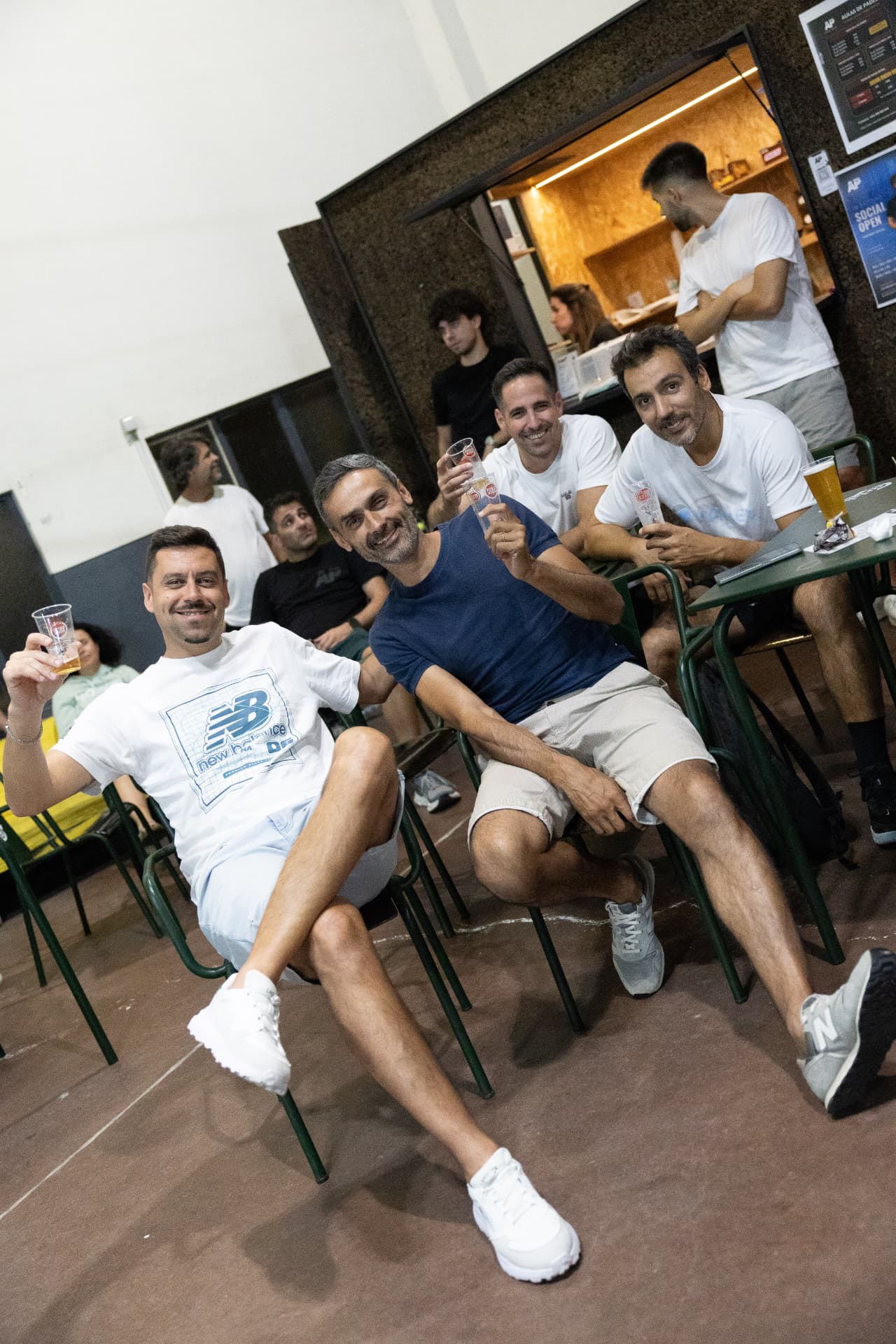 Jogadores a brindar depois do jogo no clube
