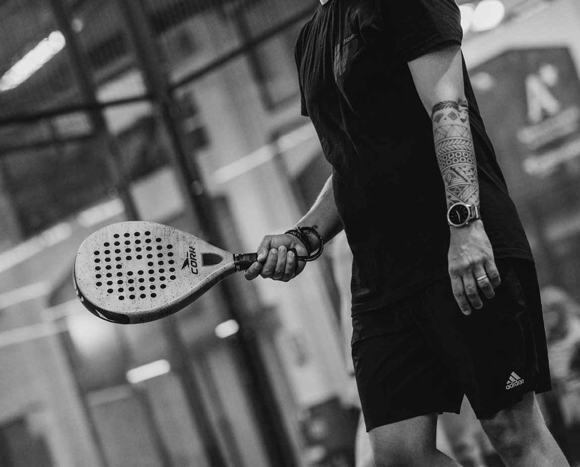 Jogador de padel com raquete no campo