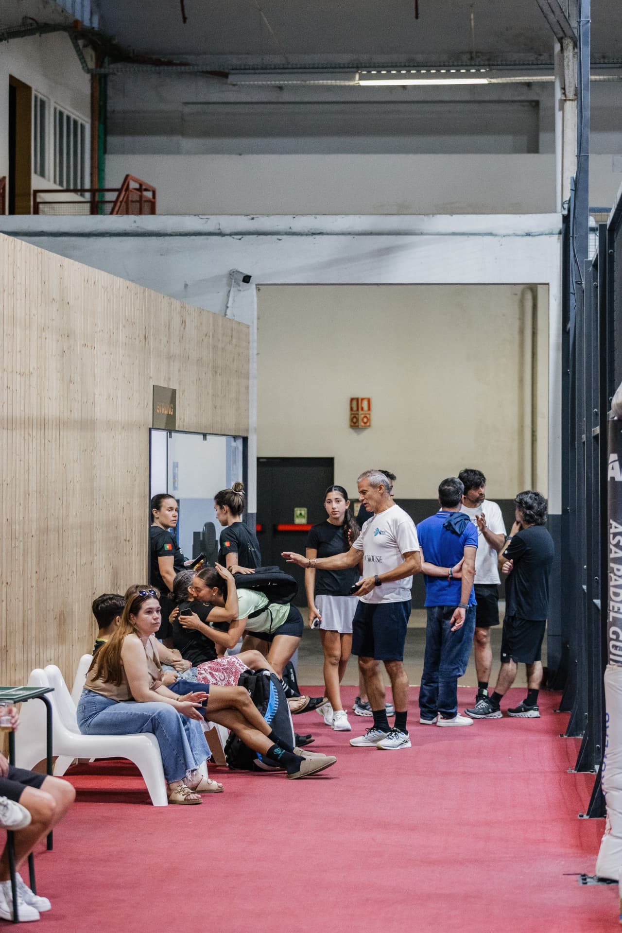 Comunidade reunida a assistir aos jogos